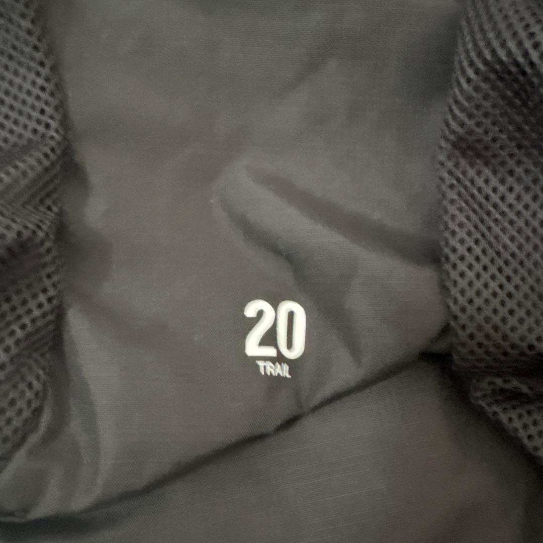 Salomon 20 TRAIL バックパック 黒