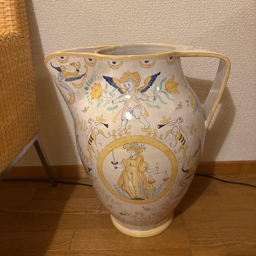 装飾的な陶器製ピッチャー　壺　花瓶