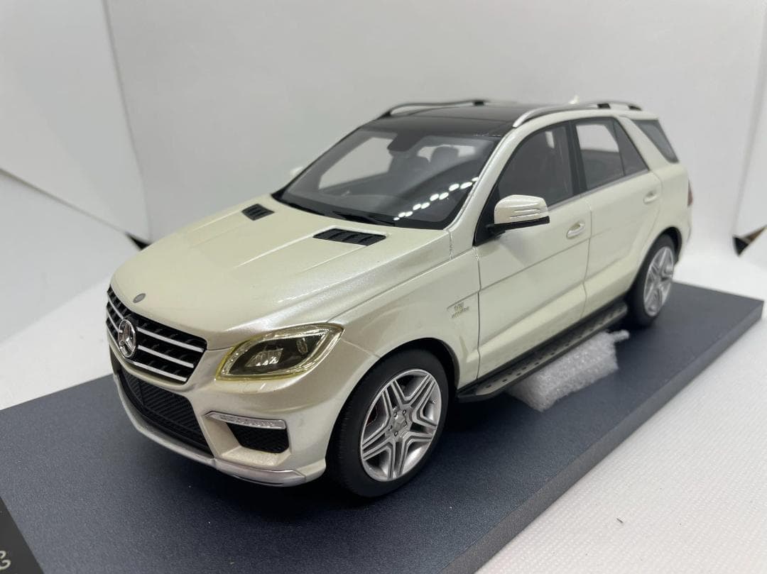 303-019 1/18 メルセデスベンツ ML63 AMG 2012