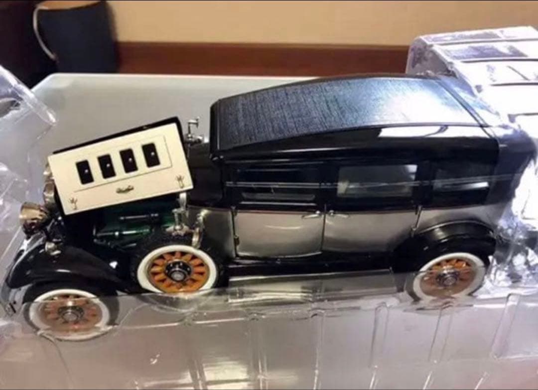 1/18 オートワールド ピアレスマスター8セダン1931 限定1500