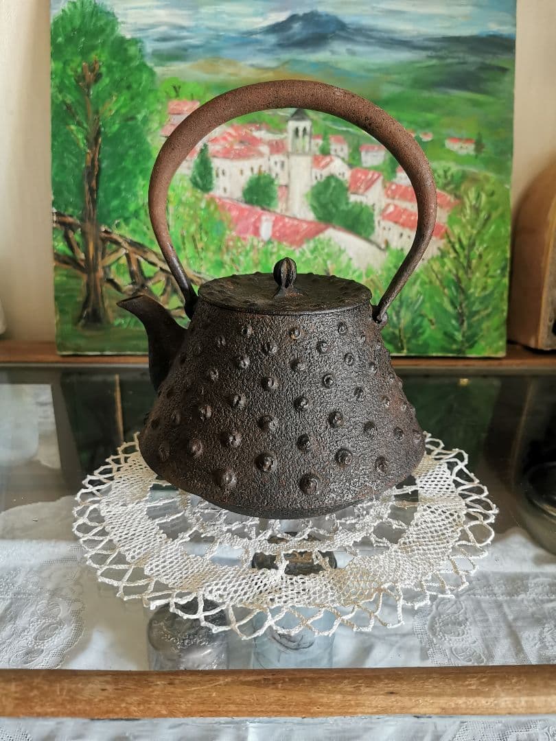 和骨董 重厚な1.5Ｌ南部あられ鉄瓶 鉄器 古物 骨董 茶道具 茶釜 菊/蓮摘み