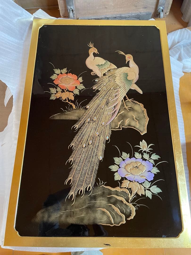孔雀と花の装飾品