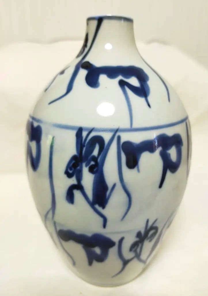 特価セール中 !❗　アンティーク 唐草紋染付花瓶　陶磁器　美術工芸品