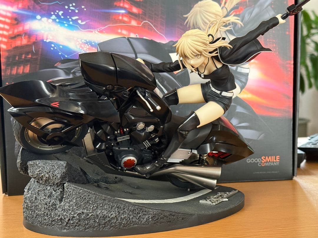 アルトリア・ペンドラゴン〔オルタ〕＆キュイラッシェ・ノワール 1/8 フィギュア