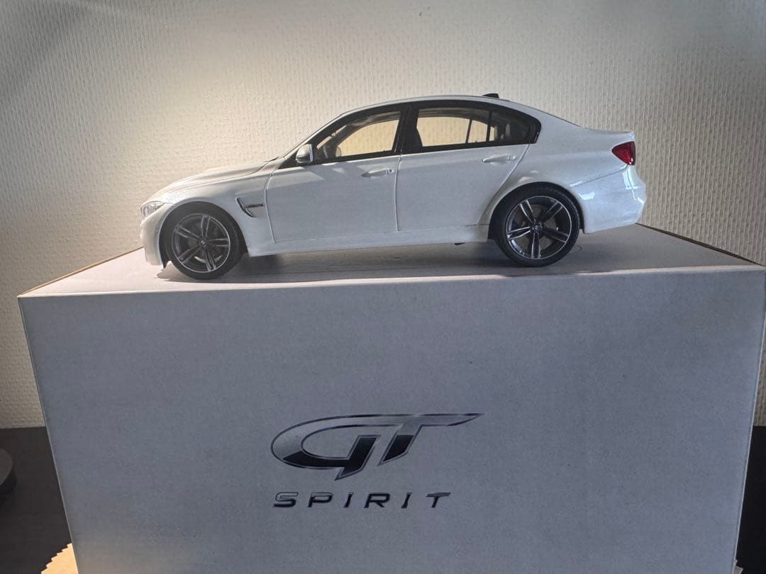  M3 Sedan ホワイト 1/18 ミニカー