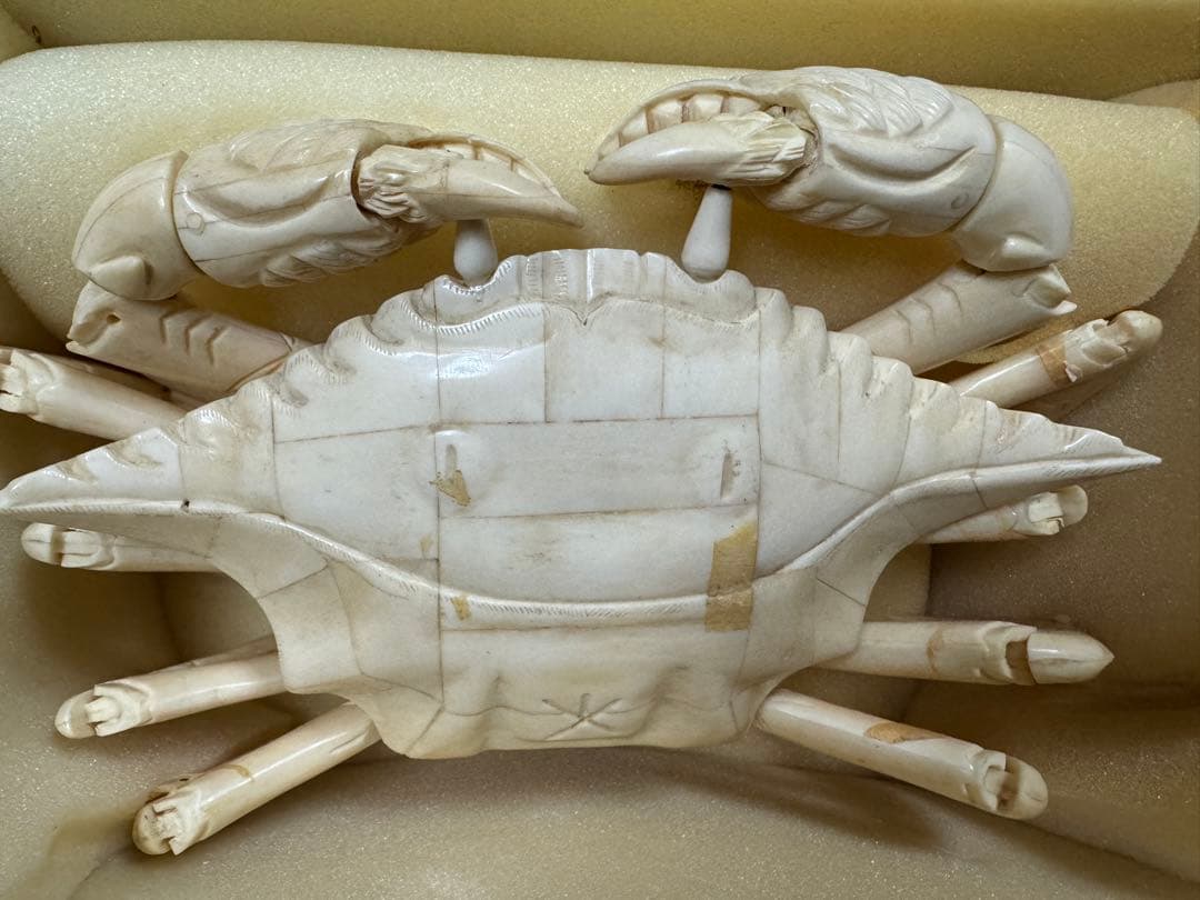 天然素材で作られた精巧なカニの置物