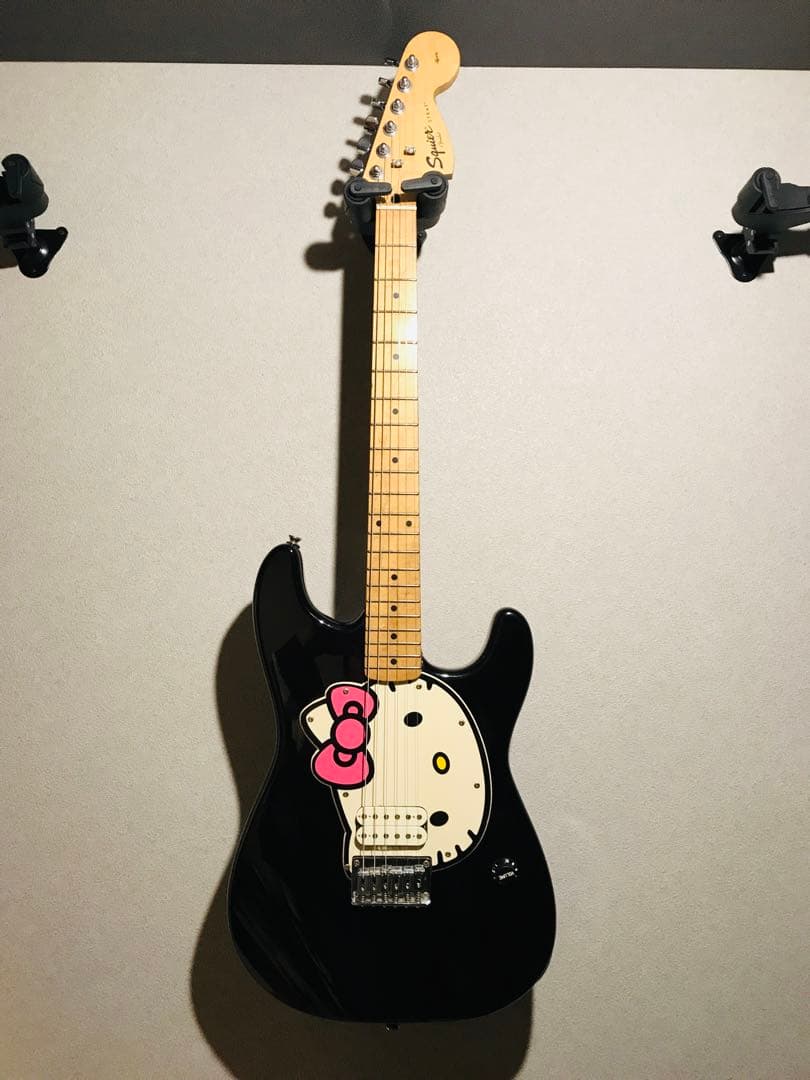値下げ‼️超レア‼️ブラックのSquier ストラトキャスター ハローキティデザイン