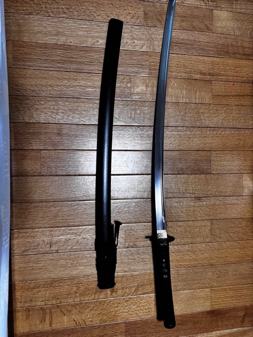 湾曲した刃の刀 黒い鞘と柄