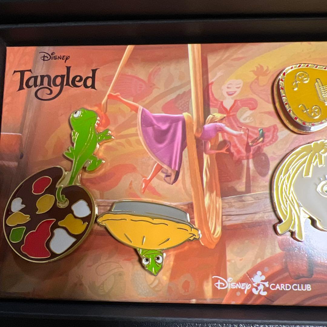 非売品　Disney ピンバッジ　ラプンツェル　パスカル