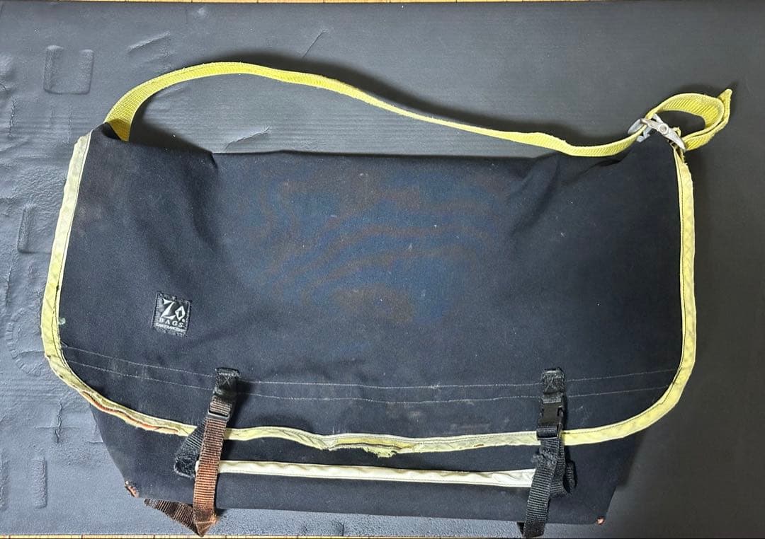 Zo bags ② 90s vintage Zo Messenger Bag