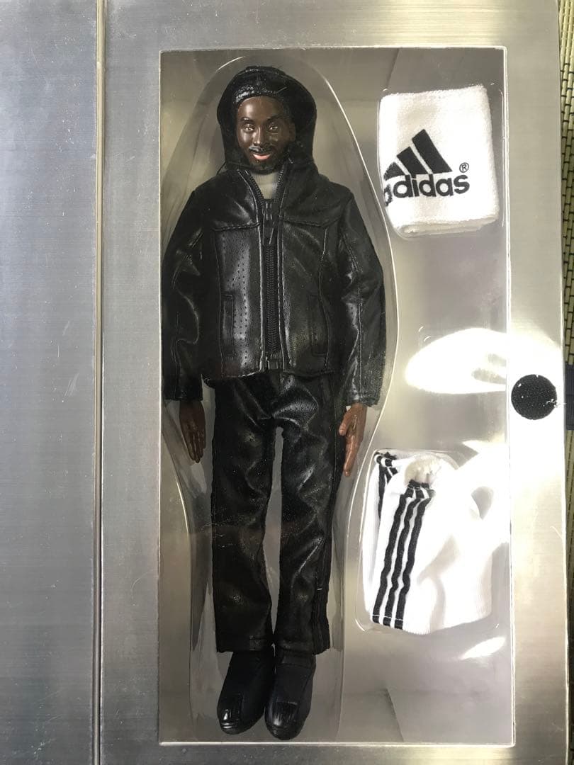 アディダス　HOT TOYS コービーブライアント　フィギュア
