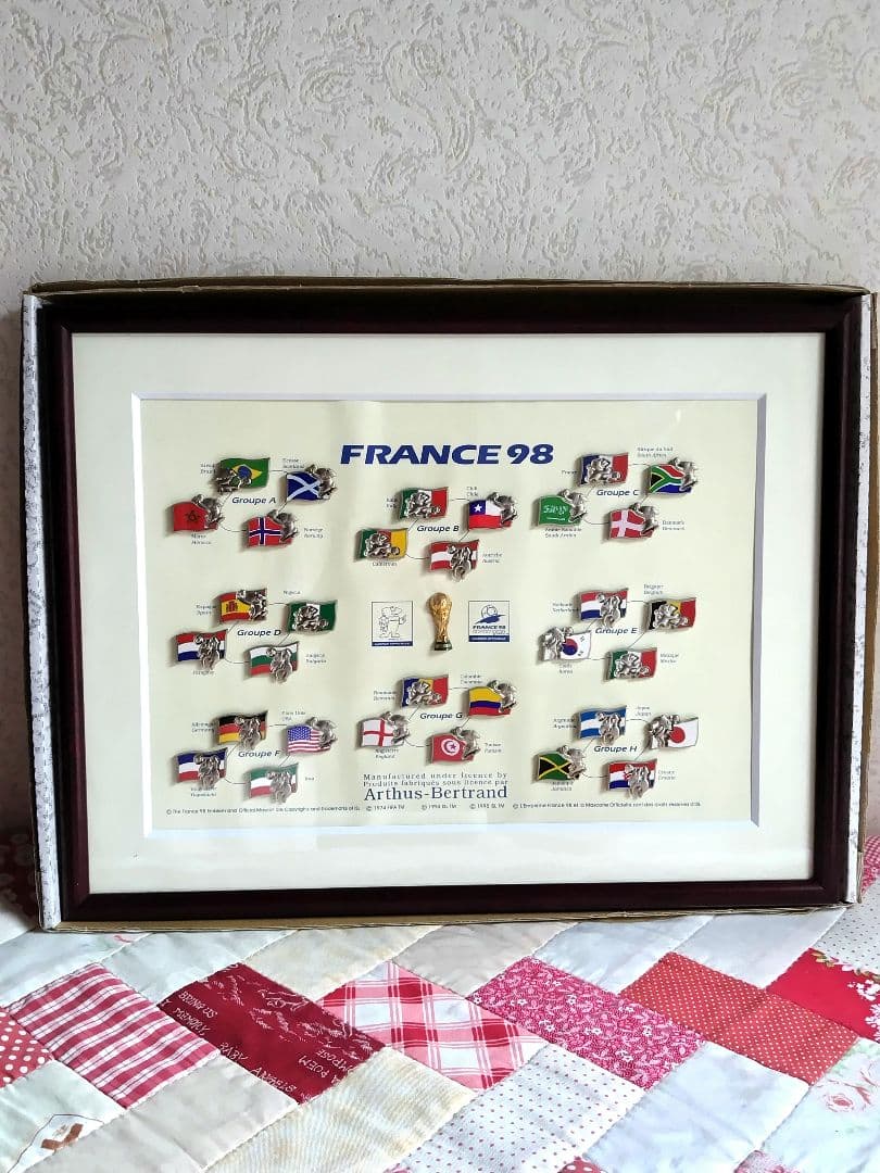 フランスワールドカップサッカー'98 32ヵ国 ピンバッジ 額入り「希少」