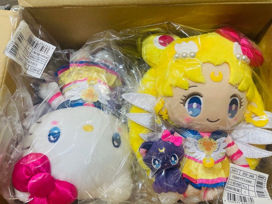サンリオ　ハローキティ　セーラームーン　ぬいぐるみ　2点