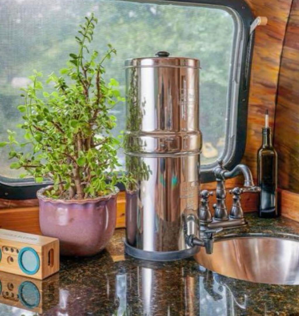 Berkey (バーキー) 大型非常用浄水器 ブラック　別売り蛇口付　災害対策
