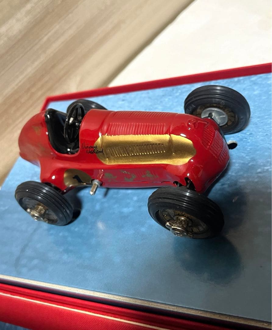 Vivienne Westwood コラボ　Schuco ミニカー　レッド