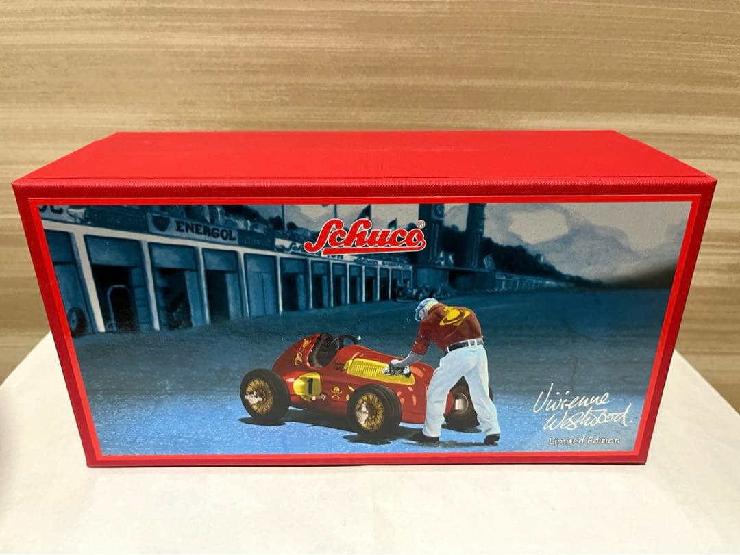 Vivienne Westwood コラボ　Schuco ミニカー　レッド