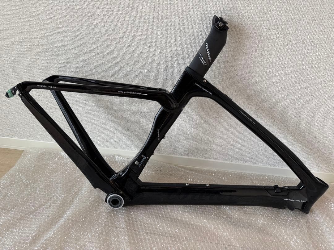 カーボンロードバイクフレームとホイールセット