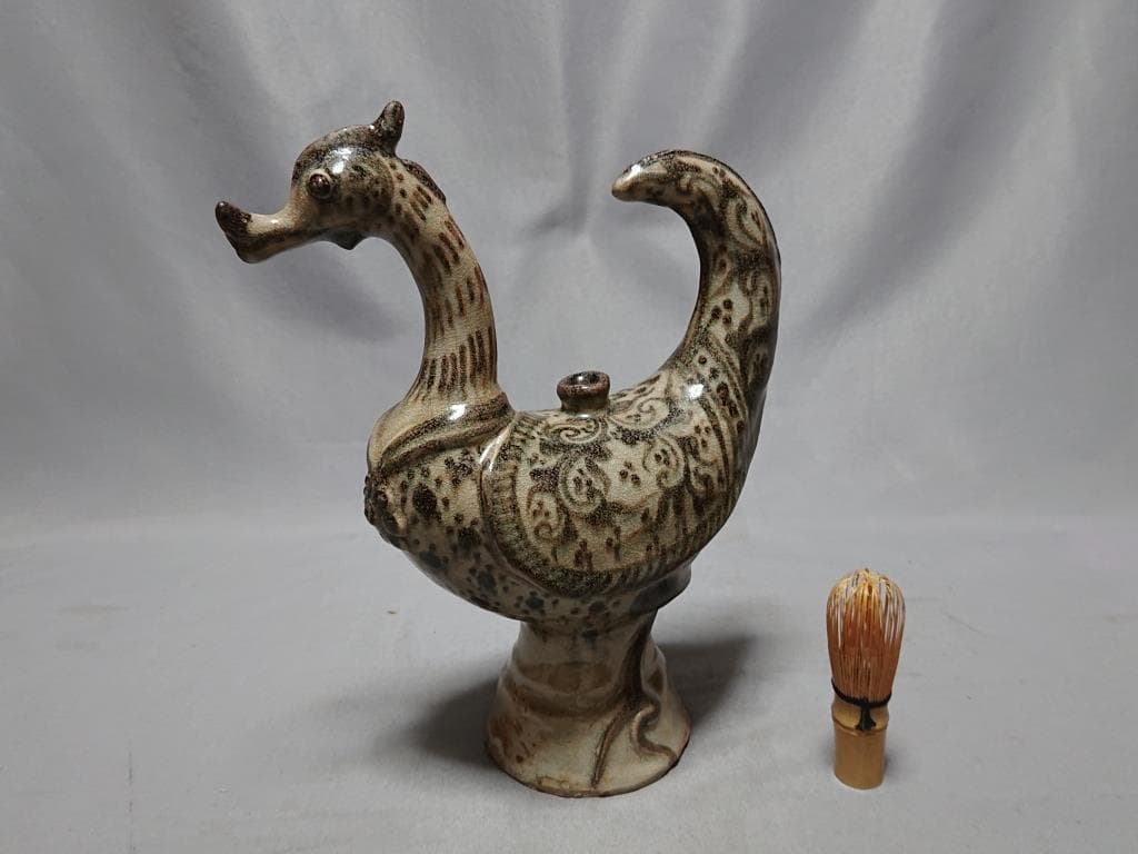 コレクター収集品　タイ　カロン鉄絵 唐草紋 クジャク形　水注15～16世紀