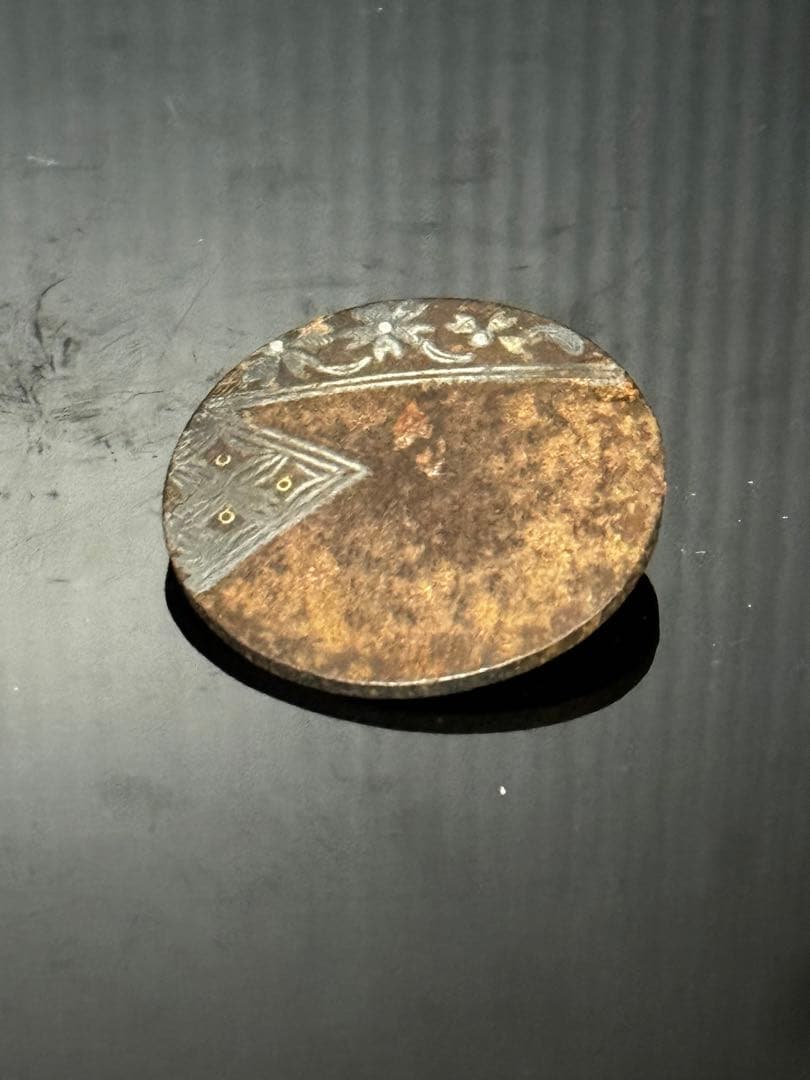 江戸期 古鉄製 金銀象嵌 花菱紋 丸型 根付 提げ物