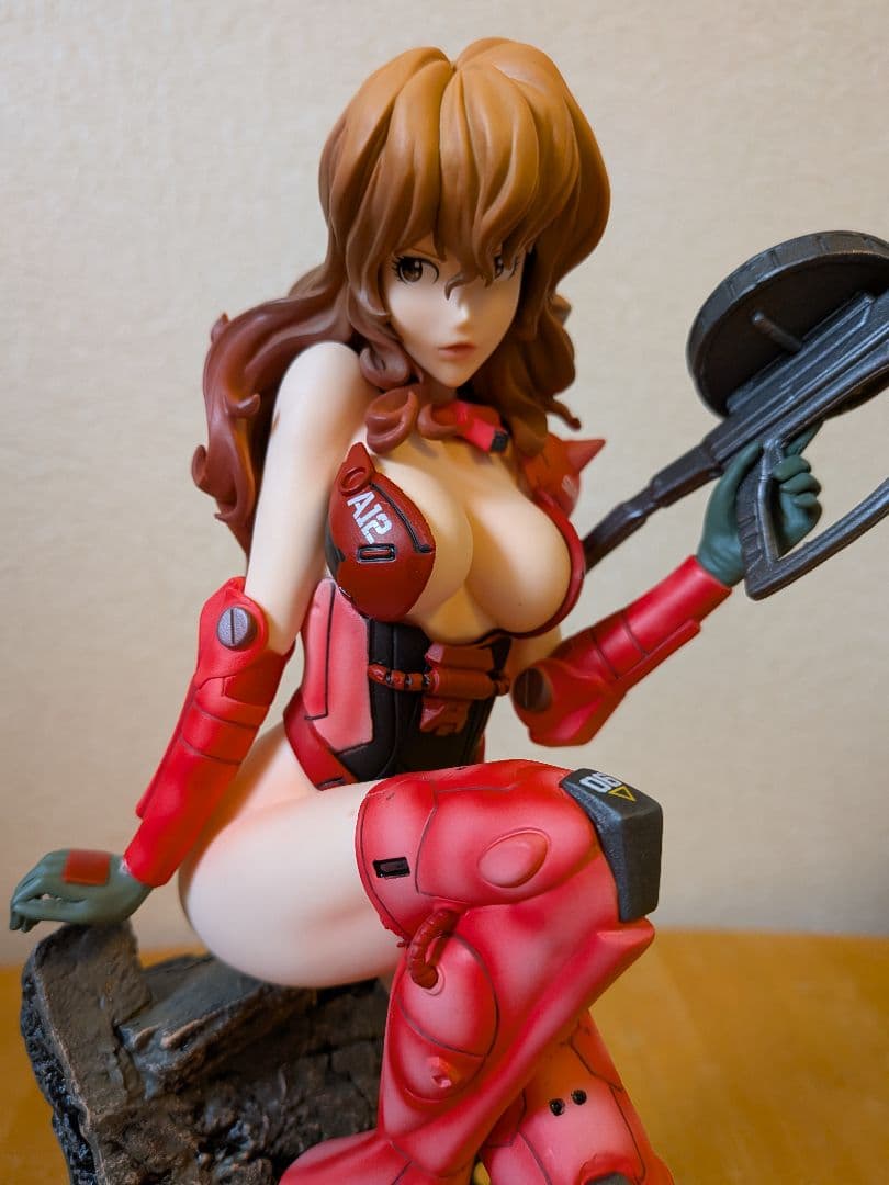 峰不二子フィギュア 赤 の戦闘服verライフル付き
