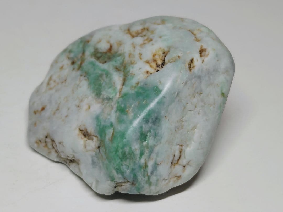 鮮緑 200g 翡翠 ヒスイ 原石 鑑賞石 自然石 誕生石 鉱物 鉱石 水石