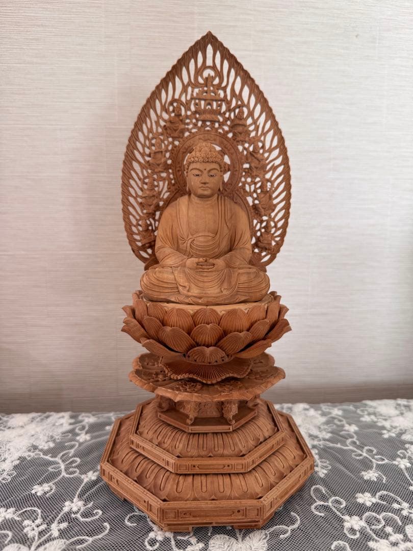白檀　蓮の花の台座付き 目入り座像