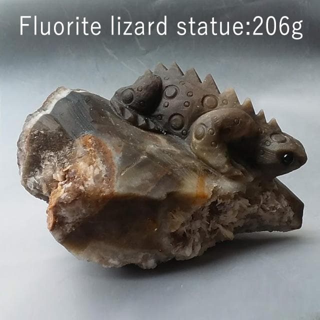 206g　蛍石の土台に乗ったトカゲさん　鉱物彫刻　フローライト　UV