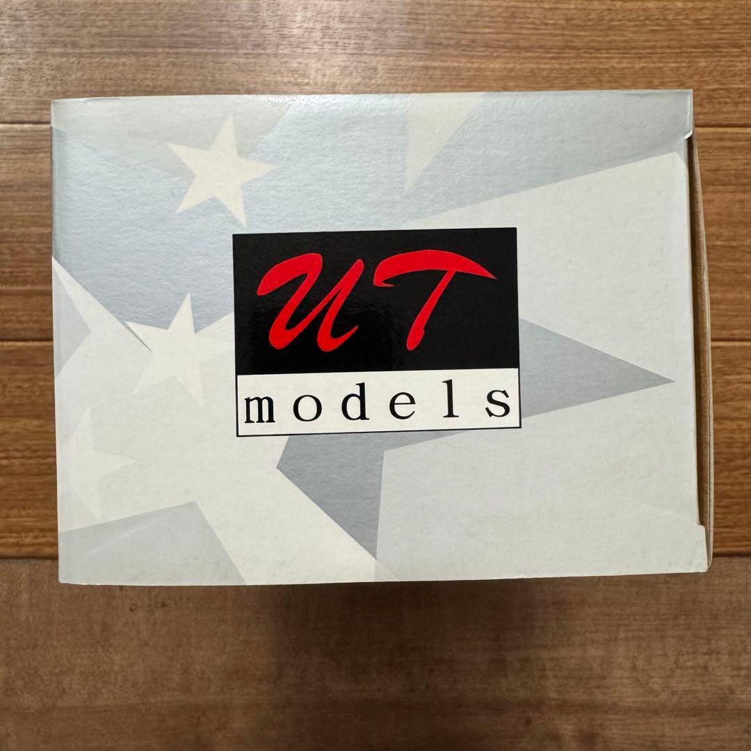 未使用品　レア！UTモデルズ 1/18 ポルシェ911カレラRS 赤