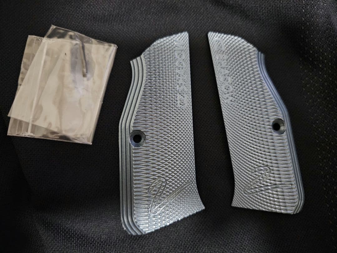 CZ SHADOW2　シャドウ 2 アルミグリップパネル　Carbon8