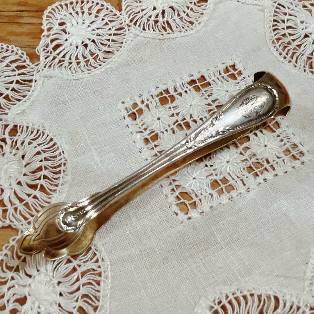 シルバー　美しいモノグラム入りのトング
