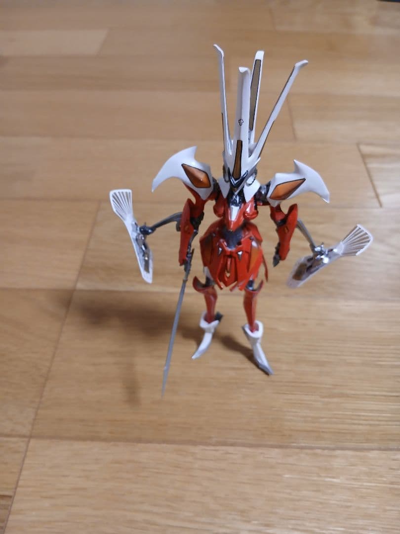 FSS ファイブスター物語　独特なデザインの赤白フィギュア
