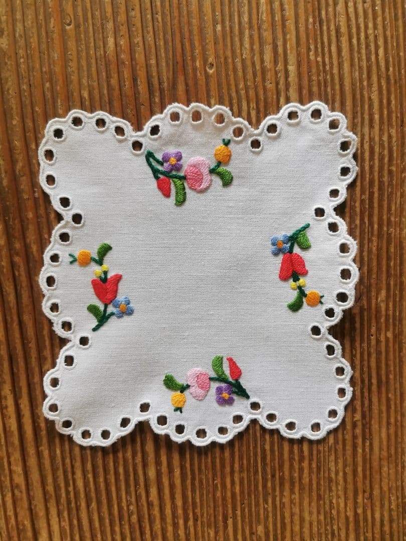 アンティークハンガリー/ カロチャ刺繍 スカラップアイレットドイリー
