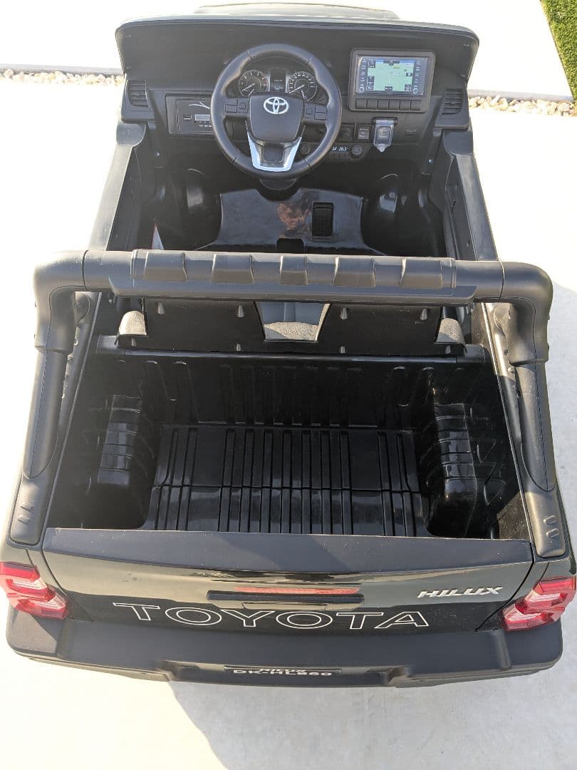 乗用玩具 乗用ラジコン トヨタ ハイラックス 　※シャンク品　手渡し取引き