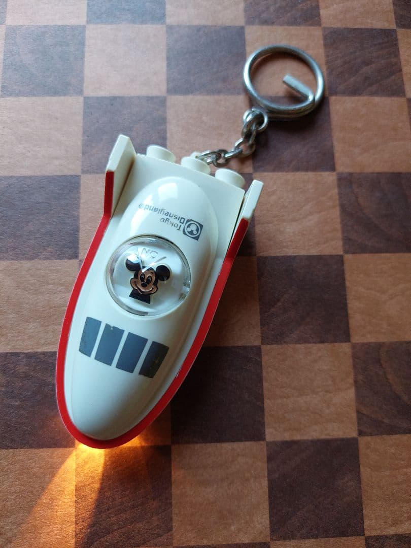 希少 ミッキーマウス 宇宙船型キーホルダー