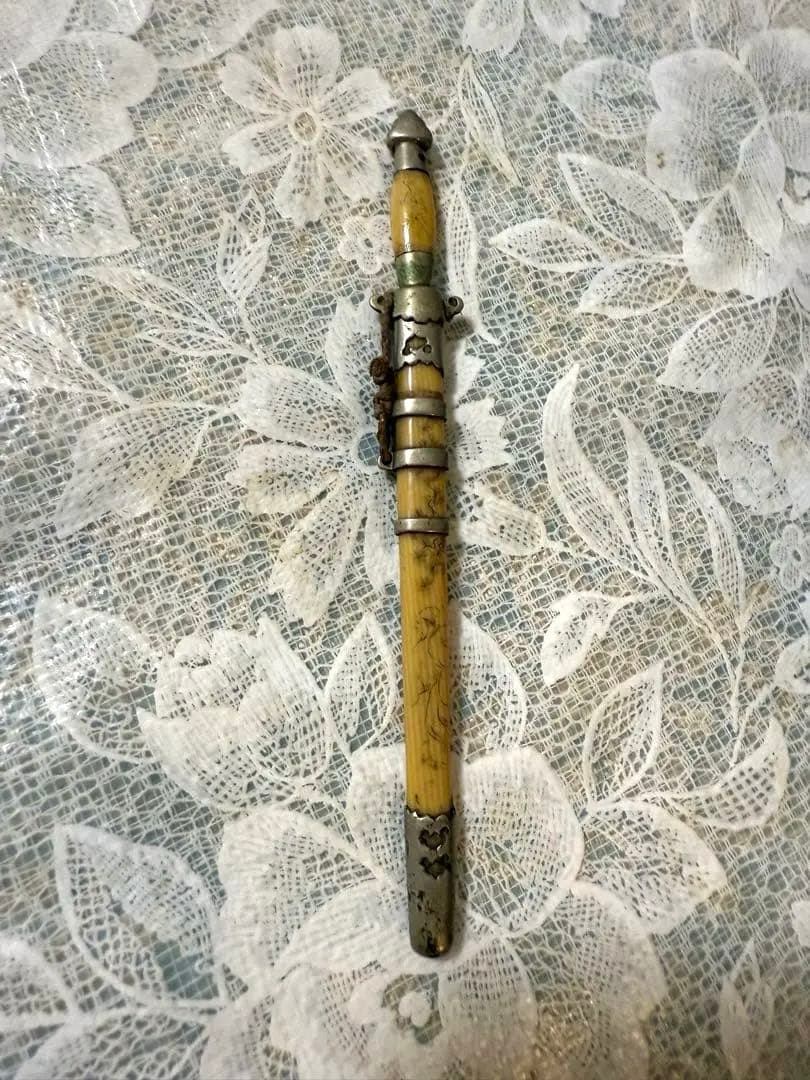 古道具 工芸品　骨董品　剣　動物の骨　銀　ハンドメイド　花人物像　彫刻　松