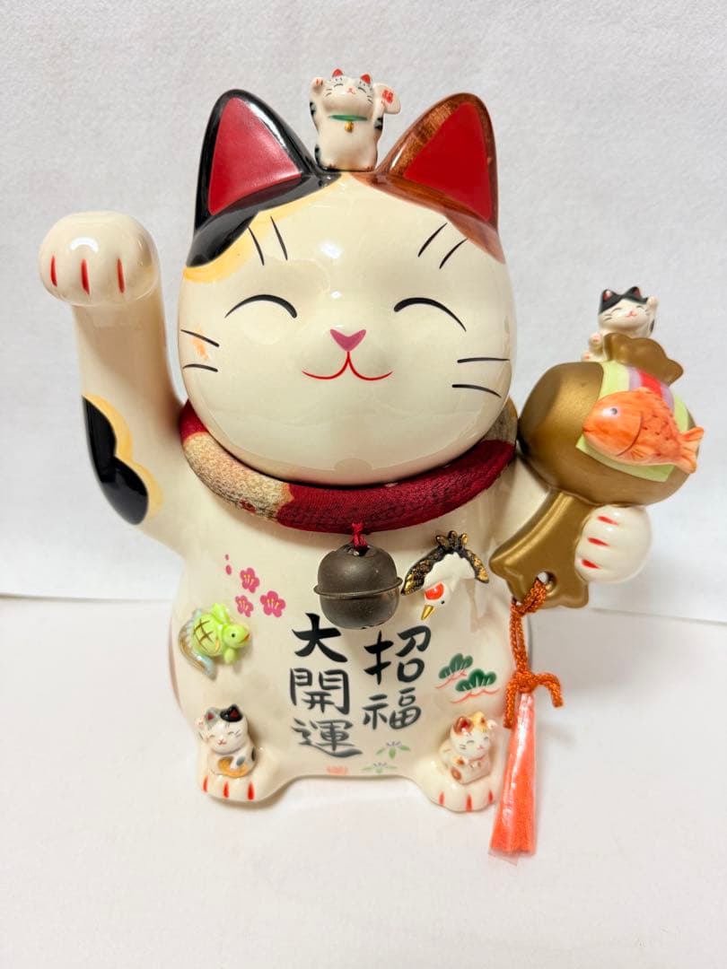 招福 大開運 招き猫 金運UP 置物 薬師窯彩絵　招き猫(ちりめん首輪　8.5号