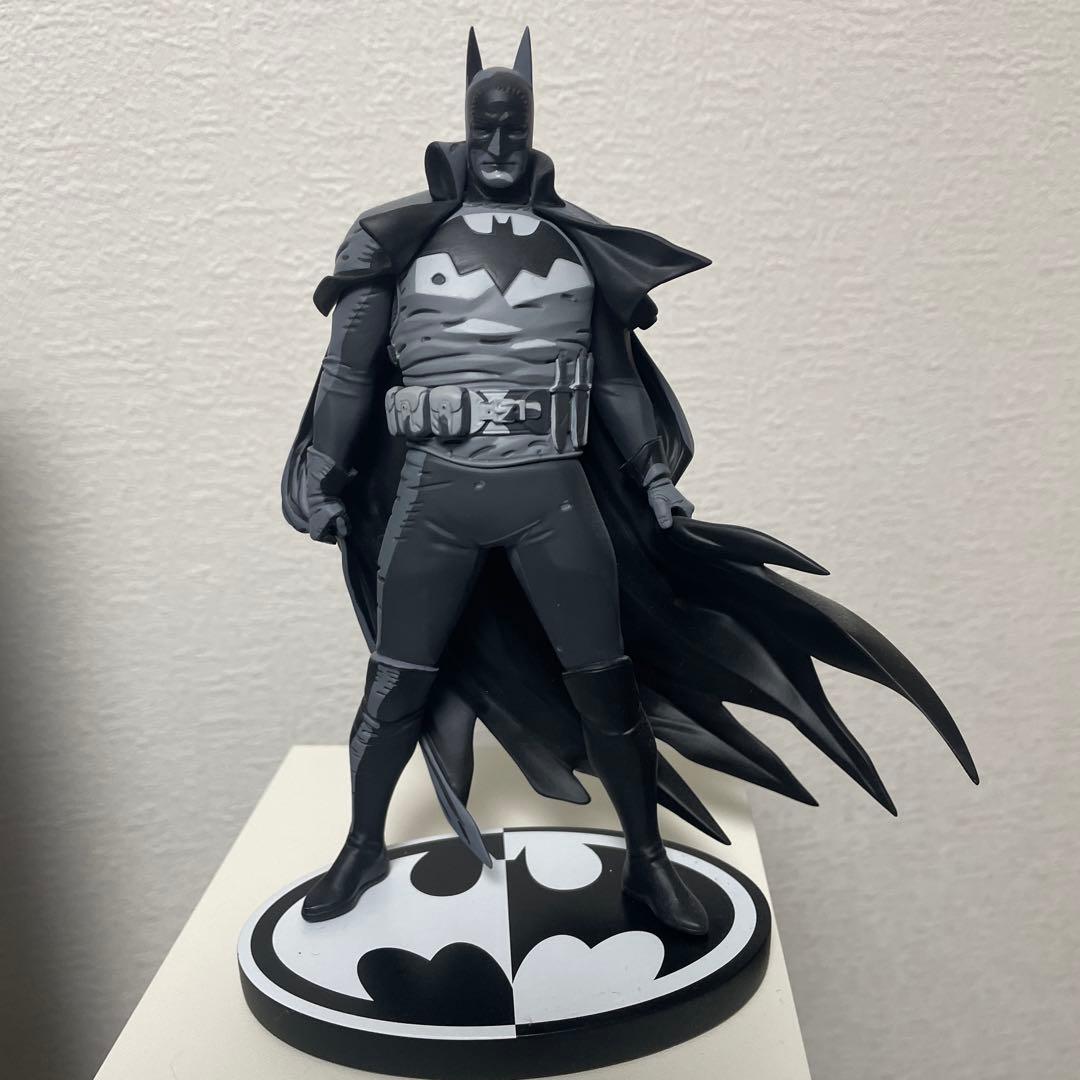 dcコレクティブルズ バットマン ブラック&ホワイト ガスライト スタチュー