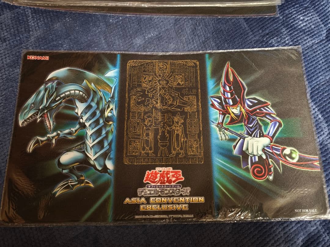 遊戯王　アジア版　青眼の白龍　ブラックマジシャン　プレイマット　新品未開封
