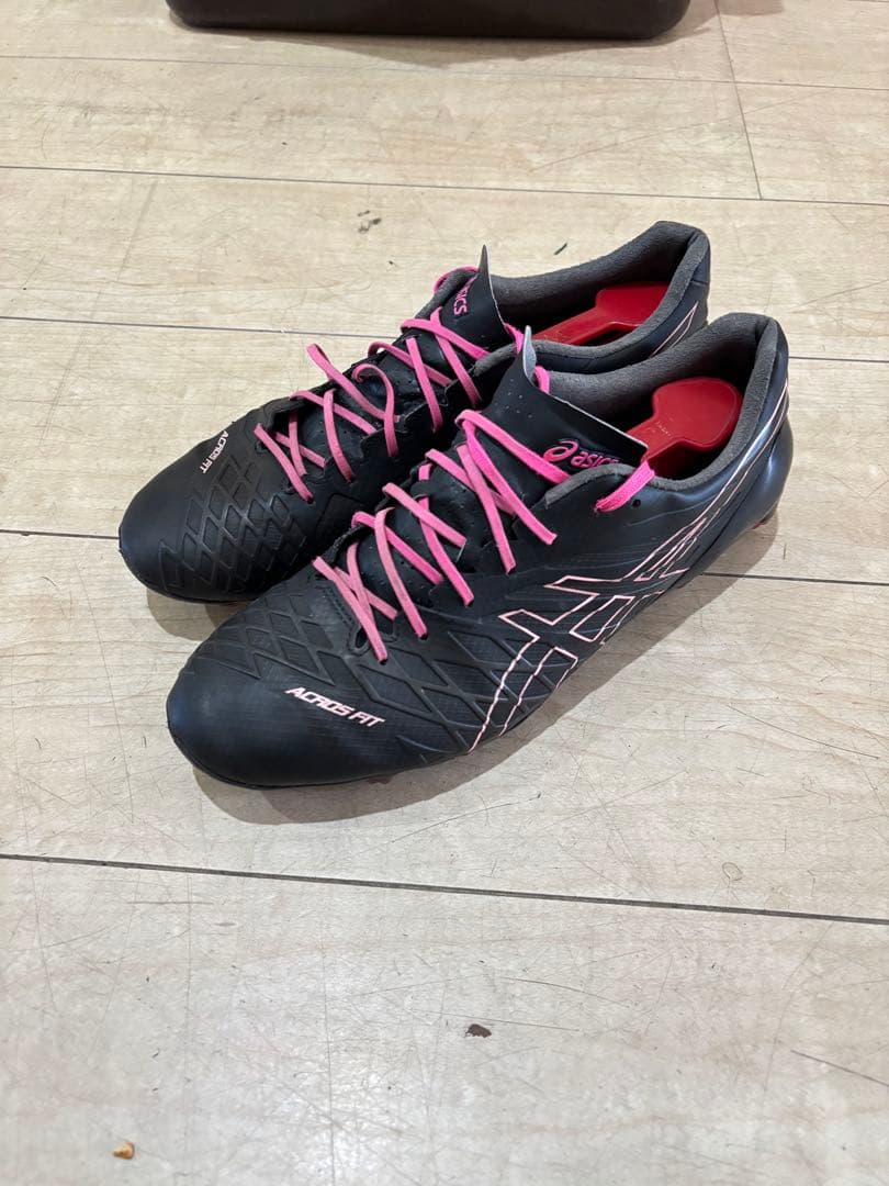 ASICSサッカースパイクブラック/ピンク