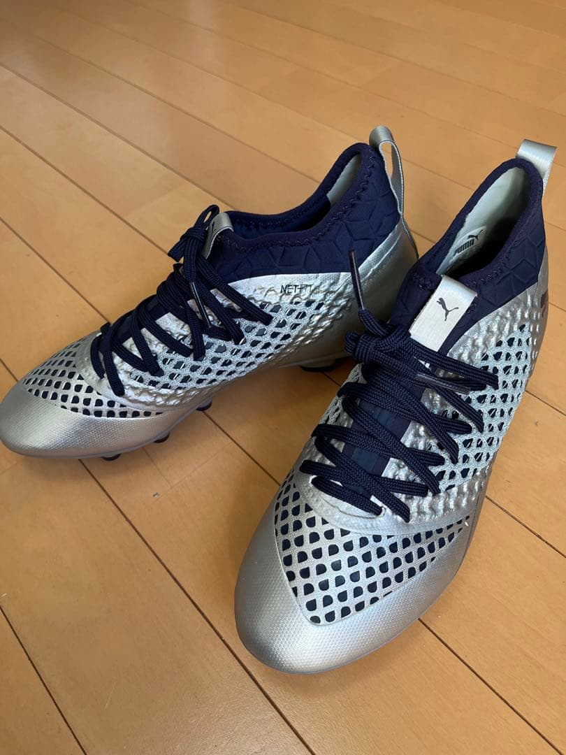 新品　Puma Future サッカーシューズ シルバー/ネイビー　２５.5㎝
