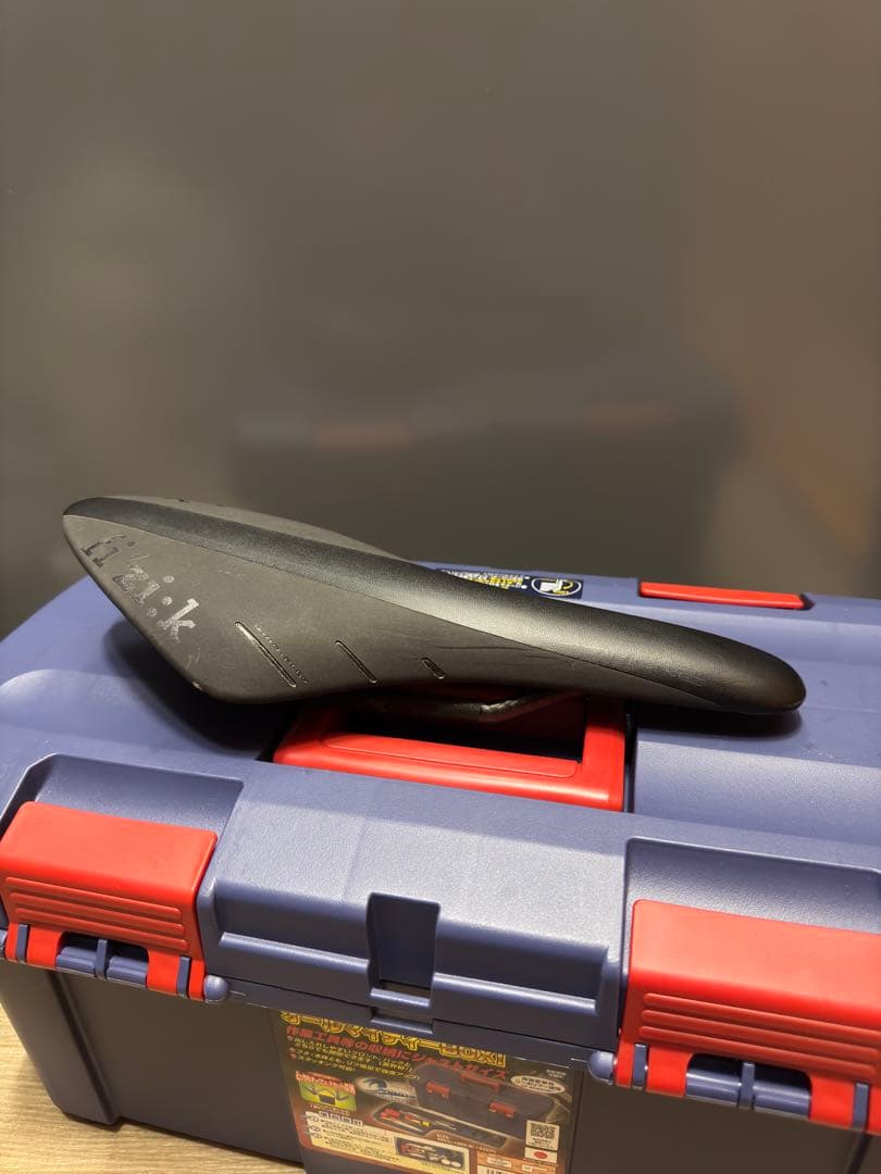 Fizik R1 カーボンサドル ブラック