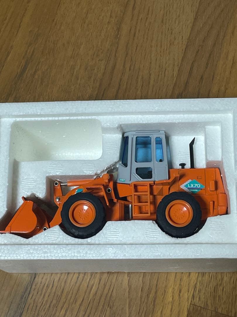 HITACHI LX70 ホイールローダー 1/40スケール
