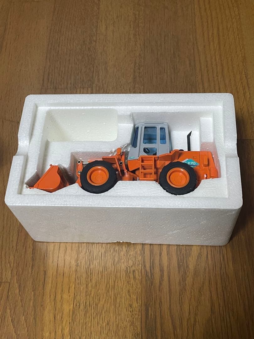 HITACHI LX70 ホイールローダー 1/40スケール