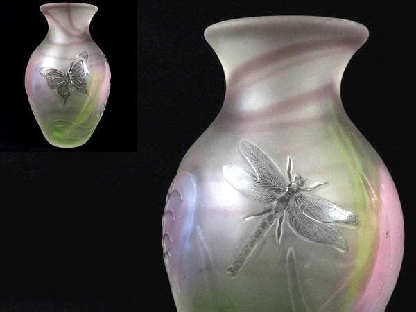 陽刻蜻蛉蝶紋硝子花瓶　花器　高さ18cm