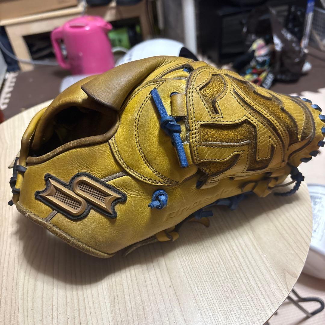 イエロー 硬式グローブ 青いステッチ