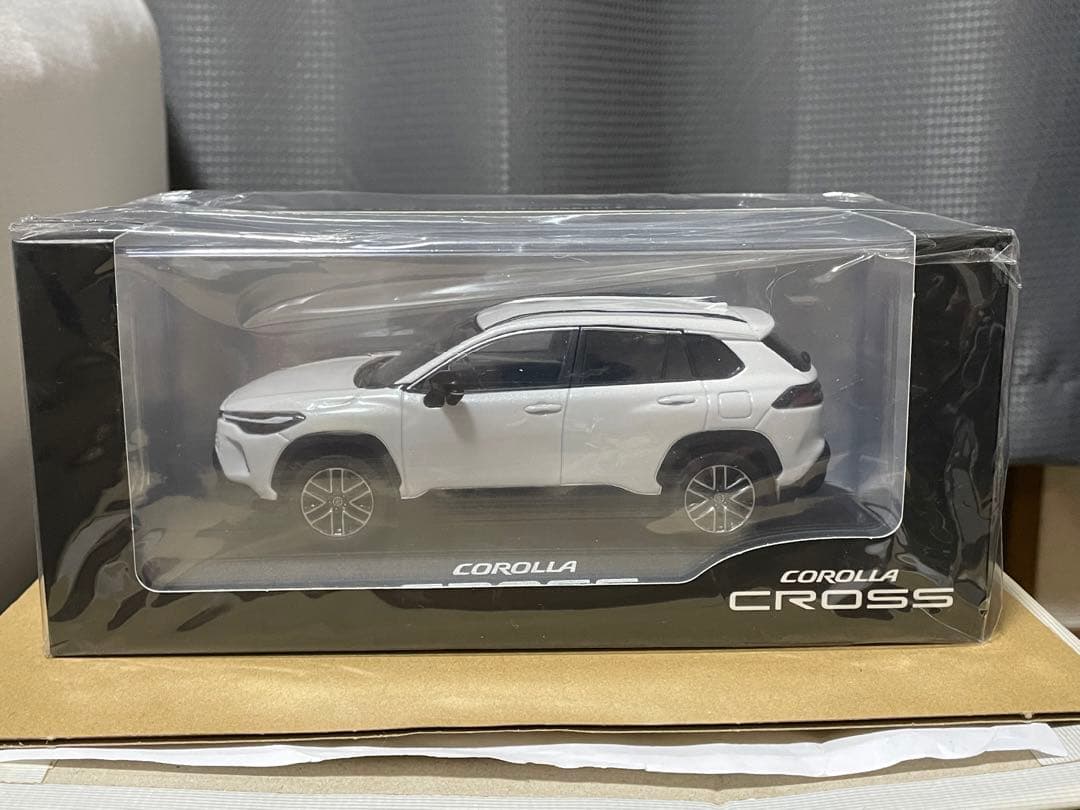新型カローラクロス ミニカー ホワイトパール