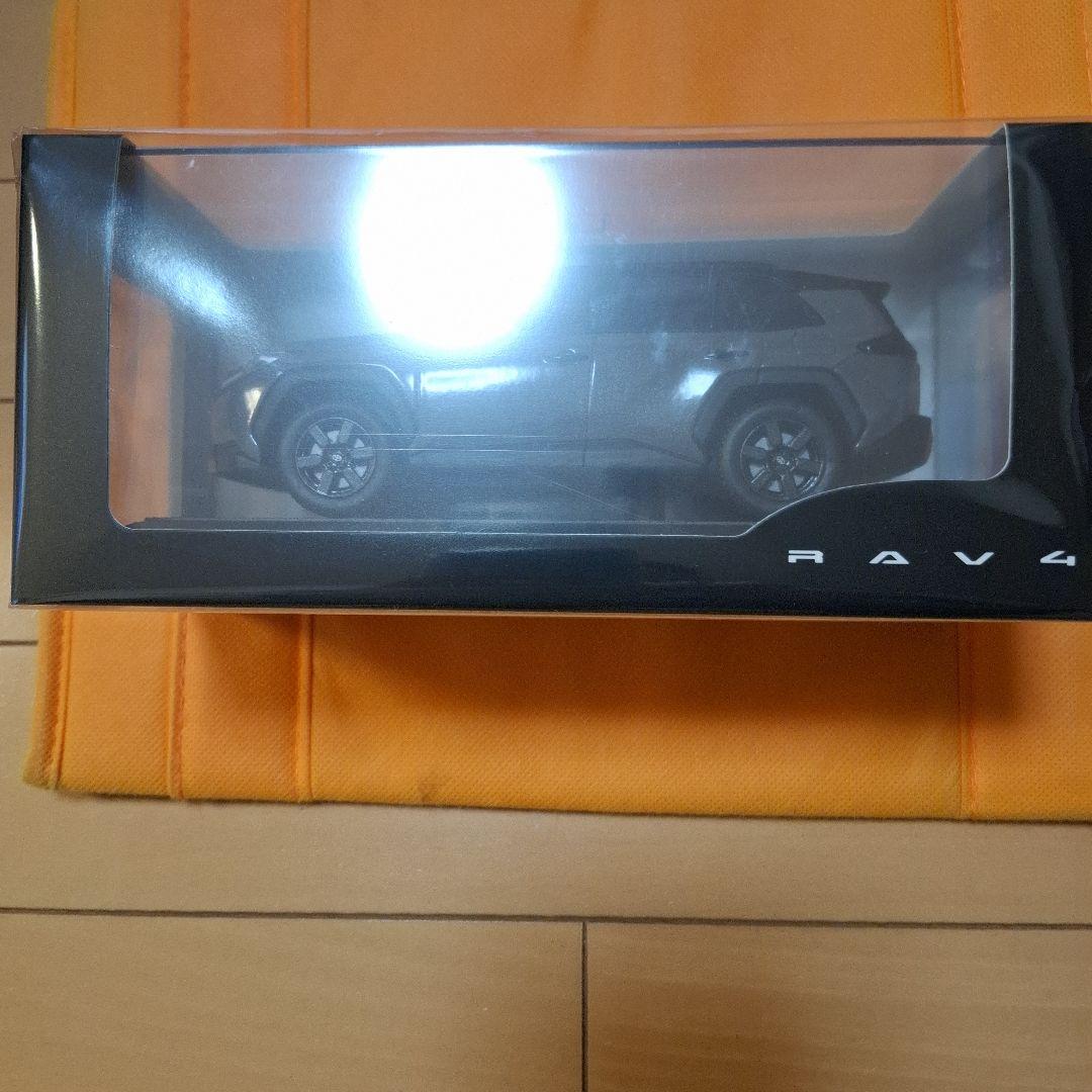トヨタ 新型RAV4 アドベンチャー1/30 カラー・ブラック×アーバンロック