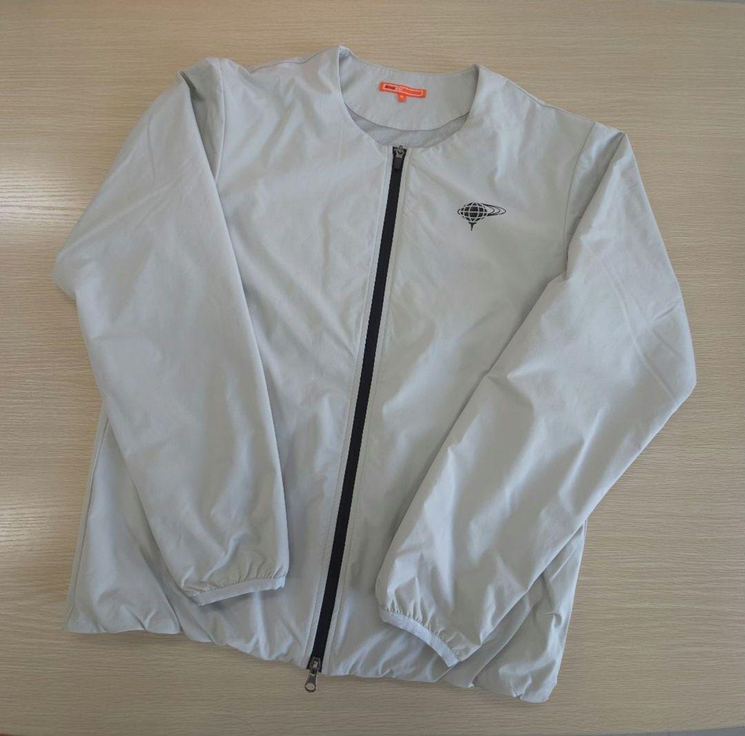 3. BEAMS GOLF ノーカラーブルゾン