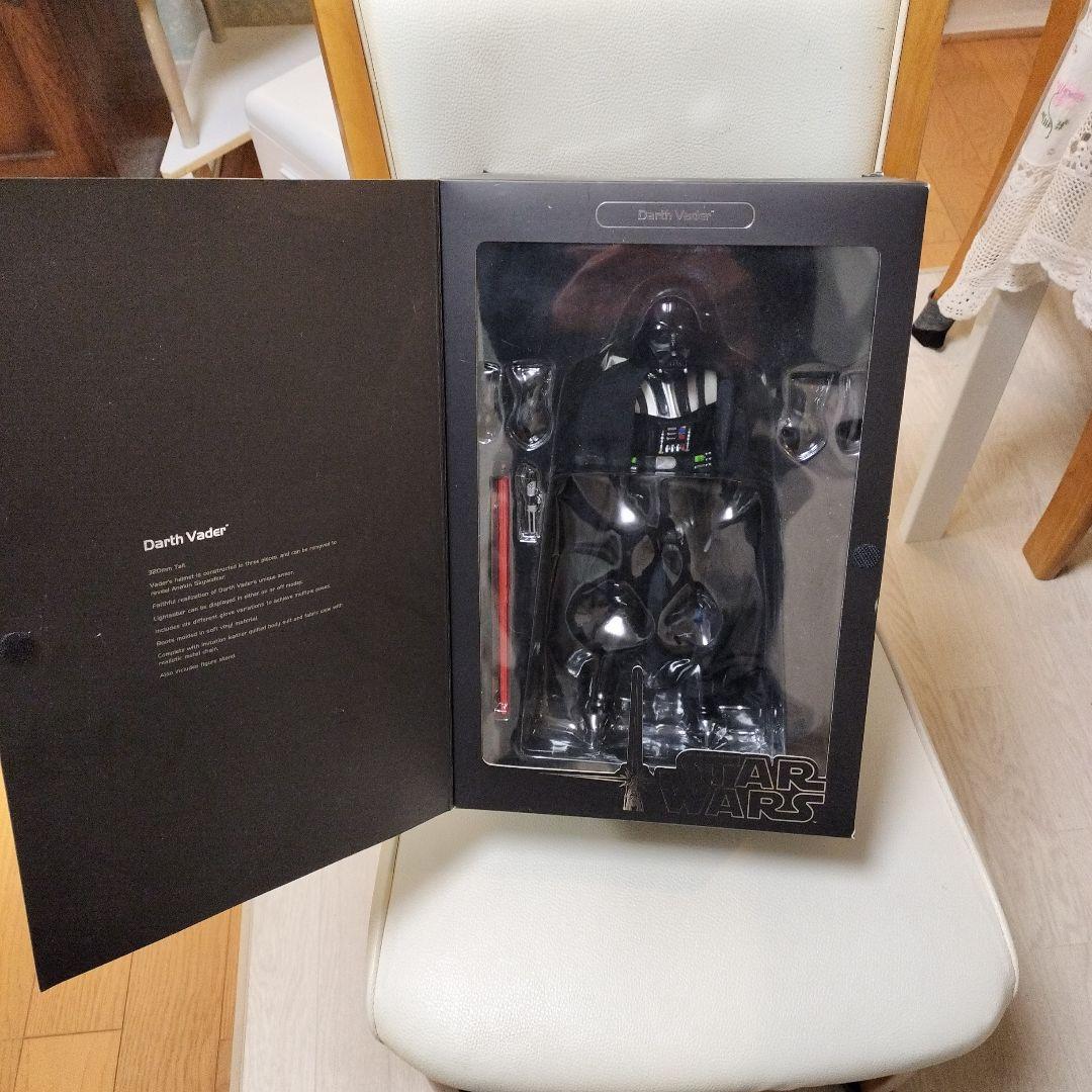 スターウォーズ /ダース・ベイダーのフィギュア　 ライトセーバー付き