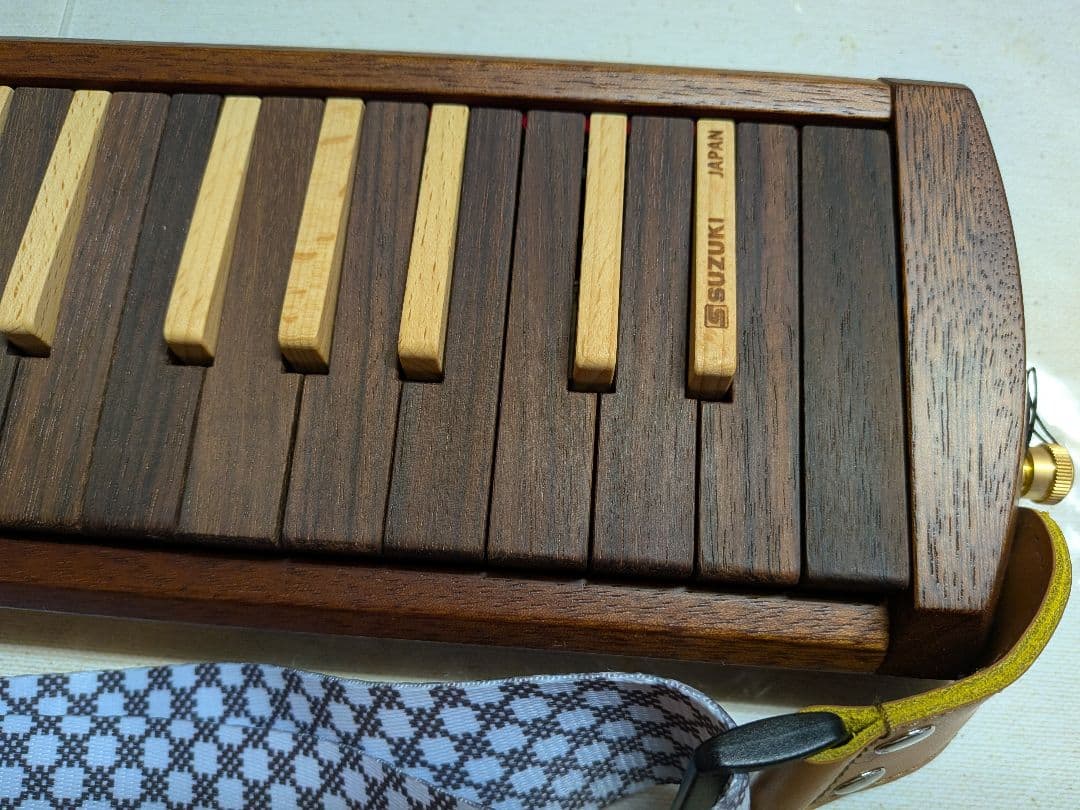 新品 スズキ木製 鍵盤ハーモニカ W-37